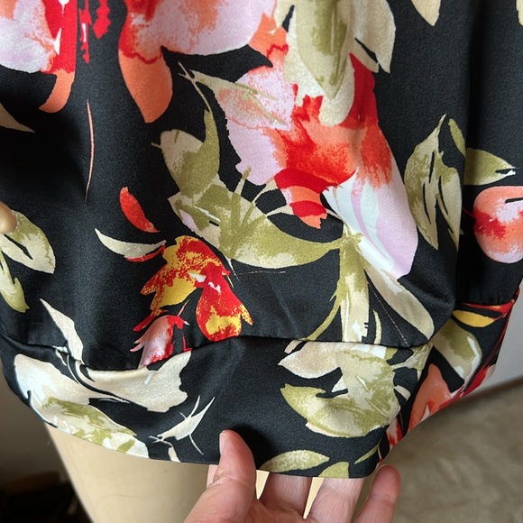 Black floral cut out sleeve top. Size large - Picture 8 of 11